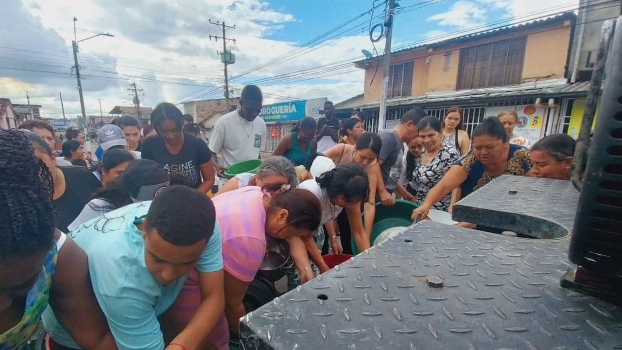 La empresa de Acueducto y Alcantarillado de Popayán pidió apoyo a los bomberos mientras adelantan la reparación de una de las líneas principales de suministro de agua potable de la ciudad.