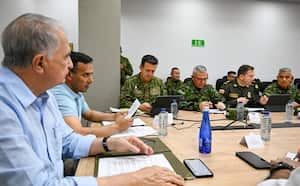 Durante un consejo extraordinario de seguridad, en La Plata, Huila, el ministro de Defensa, Pedro Arnulfo Sánchez, dio detalles del grupo que habría cometido el atentado. Foto: cuenta X Mindefensa / El País.