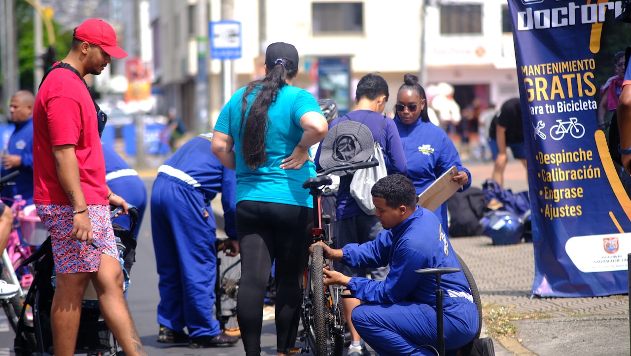 Cali estrena ‘Bici-doctores’, estrategia de mantenimiento gratuito para bicicletas en puntos estratégicos de la ciudad