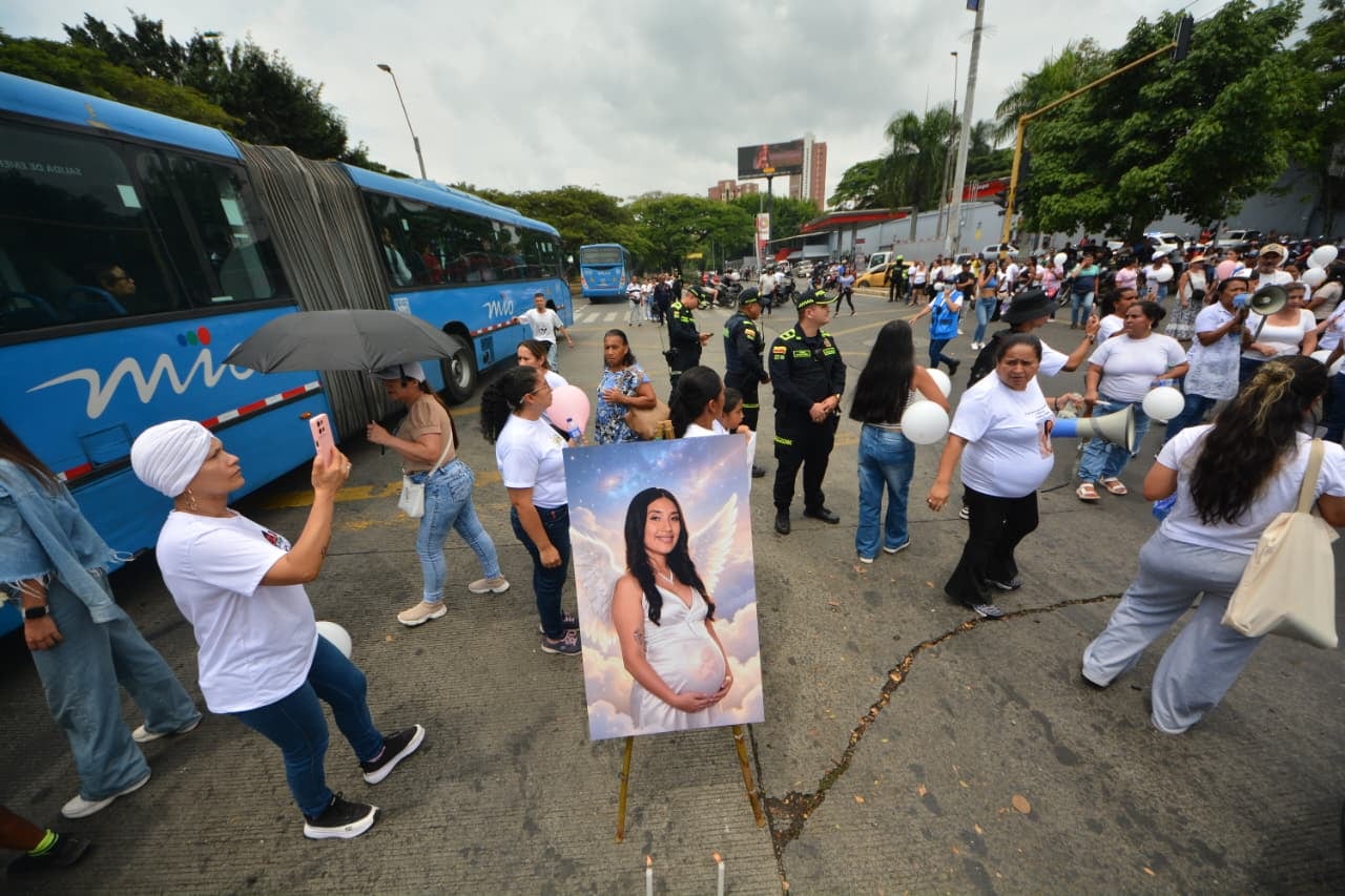 La protesta generó congestión vehicular en la Calle 5, mientras familiares y vecinos insistían en que el crimen de María Camila Potosí no quede en la impunidad.