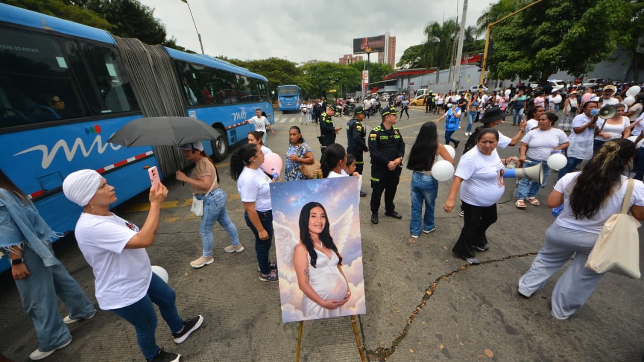 La protesta generó congestión vehicular en la Calle 5, mientras familiares y vecinos insistían en que el crimen de María Camila Potosí no quede en la impunidad.