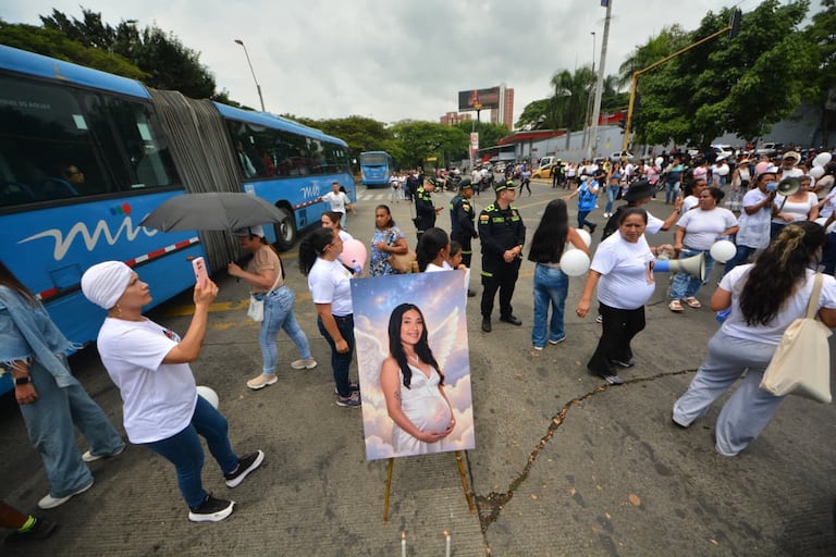 La protesta generó congestión vehicular en la Calle 5, mientras familiares y vecinos insistían en que el crimen de María Camila Potosí no quede en la impunidad.