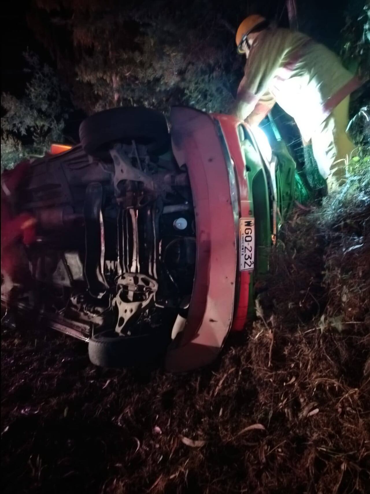 Los testigos reportaron el volcamiento de una buseta de servicio intermunicipal afiliada a la empresa Transportes Gachetá en la vía Guasca - Gachetá. Los organismos de socorro atendieron la emergencia vial.
