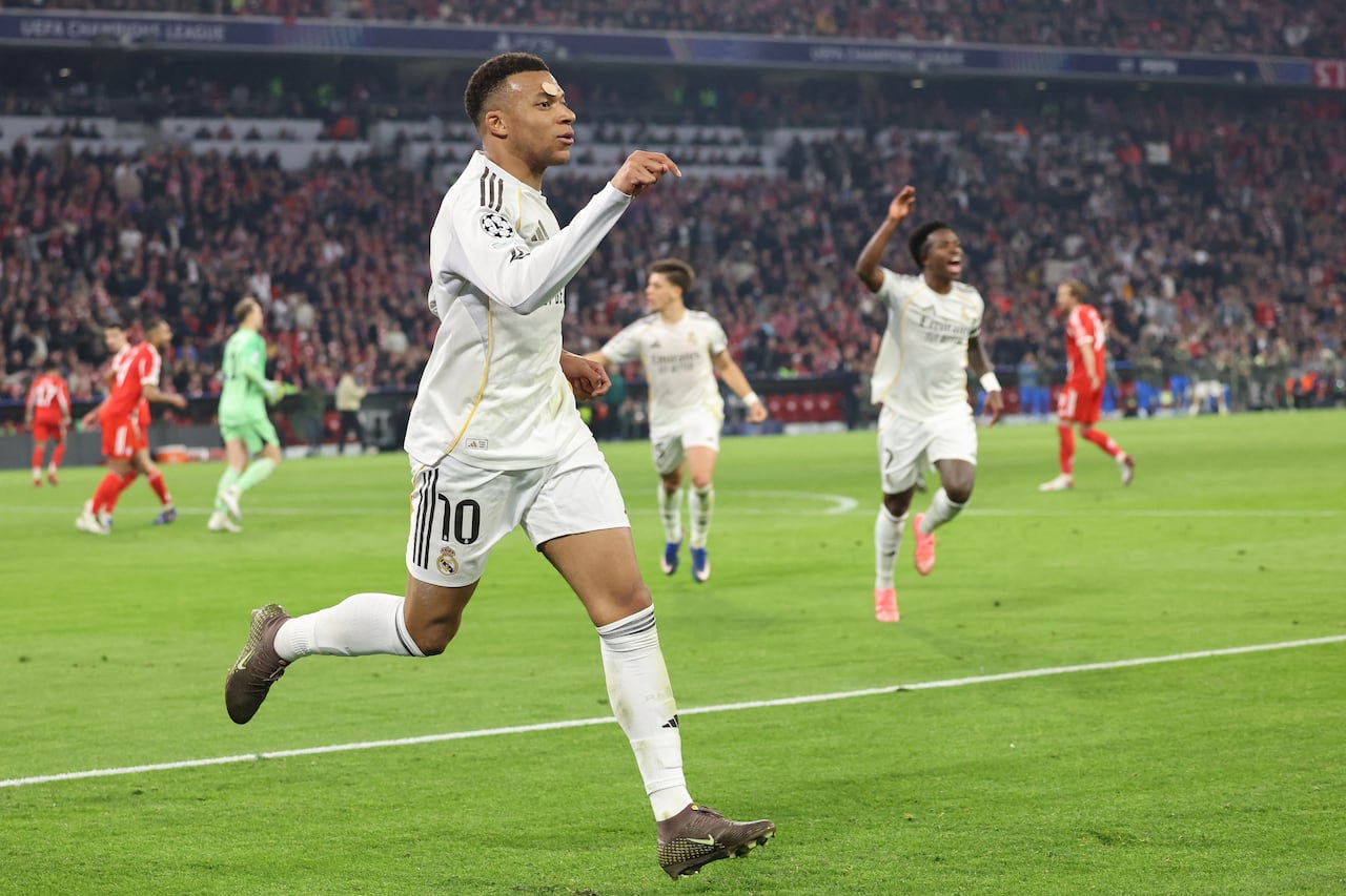 El delantero francés del Real Madrid, Kylian Mbappé, número 10, celebra el gol que puso el 2-3 en el marcador con sus compañeros durante el partido de vuelta de los cuartos de final de la Liga de Campeones de la UEFA entre el FC Bayern de Múnich y el Real.