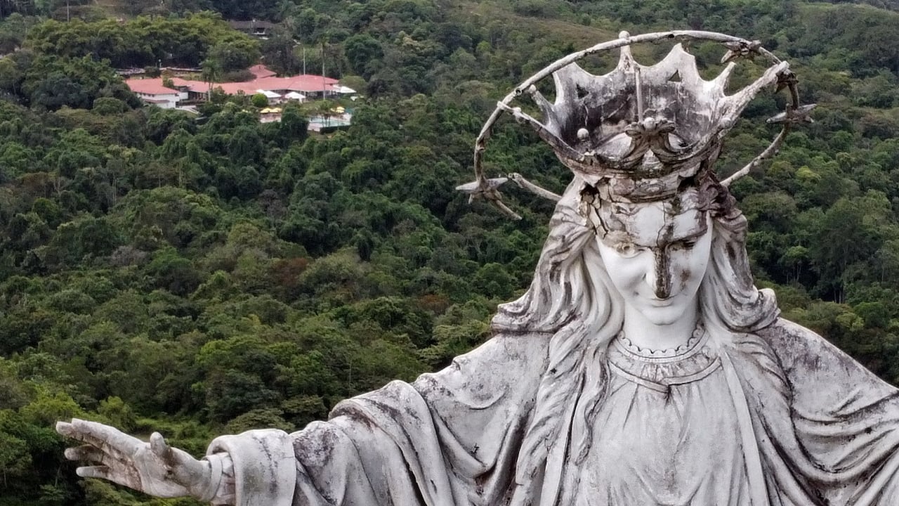 Grafitis, fisuras y daños estructurales evidencian el abandono de uno de los referentes simbólicos y turísticos de la capital del Valle.