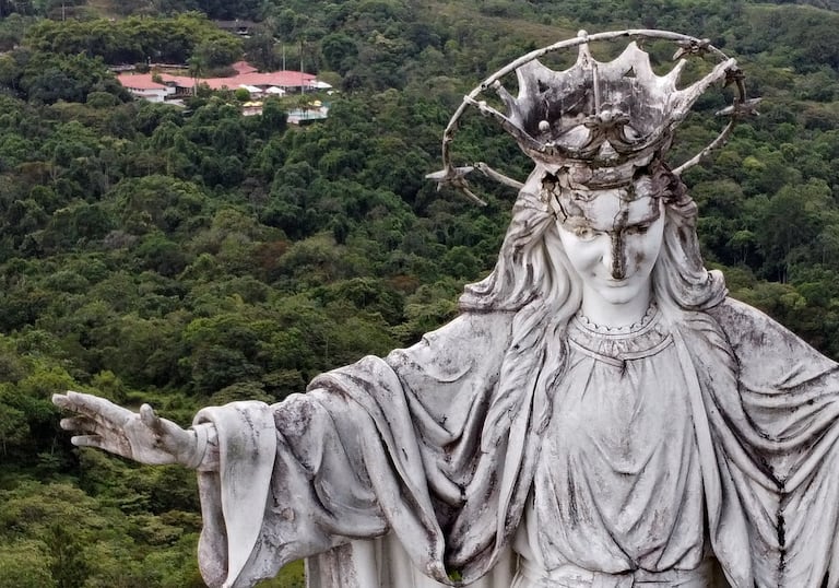 Grafitis, fisuras y daños estructurales evidencian el abandono de uno de los referentes simbólicos y turísticos de la capital del Valle.