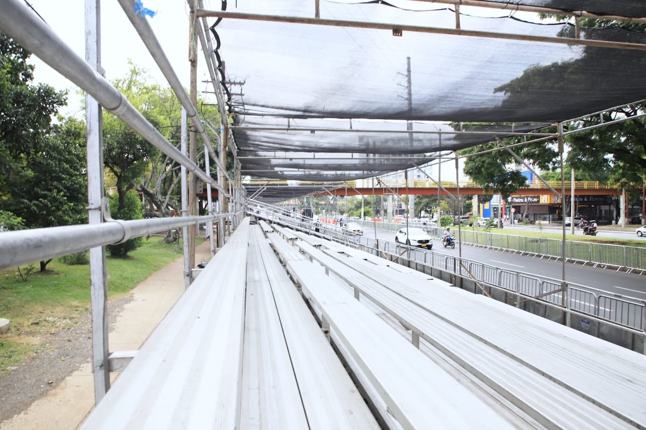 Vista general de las graderías ya dispuestas sobre la autopista Suroriental.