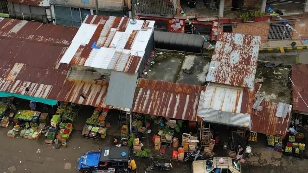 Panorámica de la cubierta de la plaza de mercado, afectada en cerca del 80% de su estructura tras el terremoto del 10 de agosto.