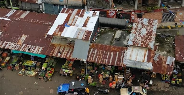 Panorámica de la cubierta de la plaza de mercado, afectada en cerca del 80% de su estructura tras el terremoto del 10 de agosto.