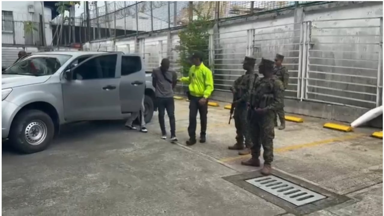 Gracias a una operación coordinada entre la Seccional de Investigación Criminal SIJIN y la Seccional de Inteligencia Policial, con el apoyo de la Armada Nacional, se logró la captura de cinco personas y la aprehensión de dos menores de edad en las comunas 10 y 12 de Buenaventura.