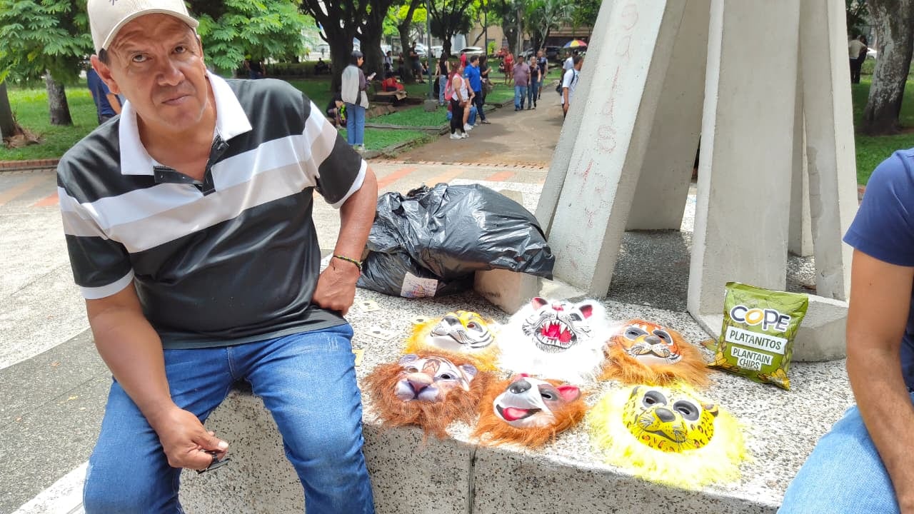 Santacruz aprovechó la oportunidad para ir a vender algunas de las máscaras que usualmente destina para los 31 de octubres.