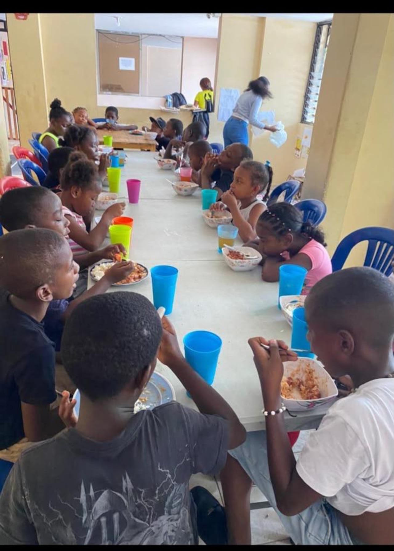 El componente alimentario del programa busca garantizar que los niños y niñas cuenten con los nutrientes necesarios para favorecer su desarrollo y aprendizaje.