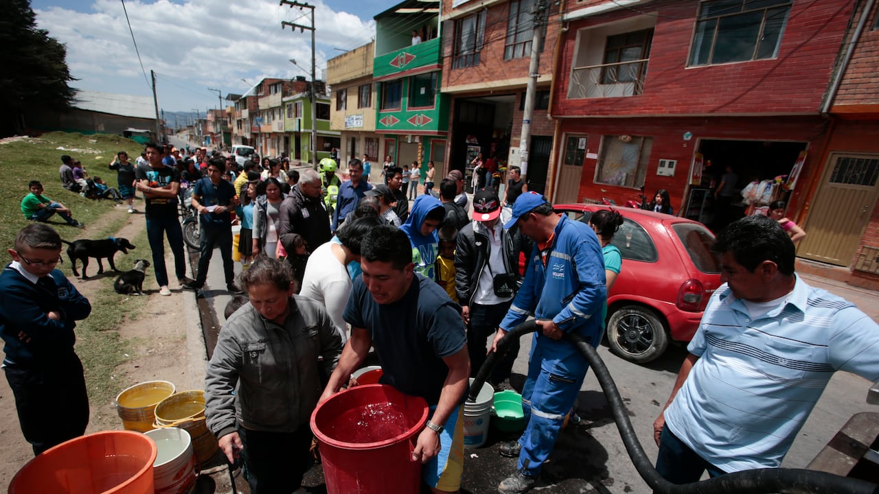 Habitantes del sector de Manablanca y Cartagenita protestan por las 6 semanas de recortes de suministro de agua en varios sectores de Facatativá.