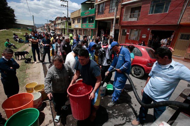 Habitantes del sector de Manablanca y Cartagenita protestan por las 6 semanas de recortes de suministro de agua en varios sectores de Facatativá.