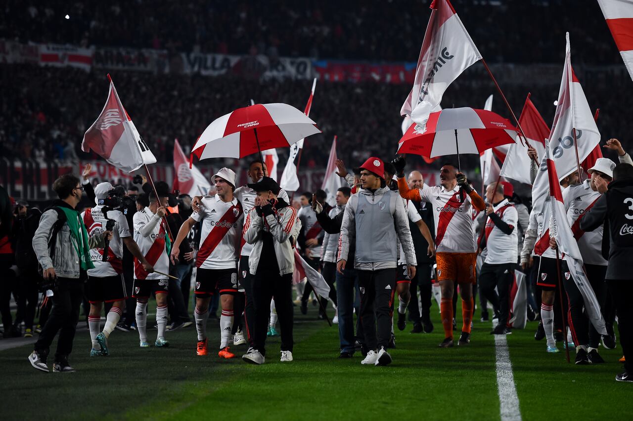 Celebración de la plantilla 'millonaria' ante su gente.