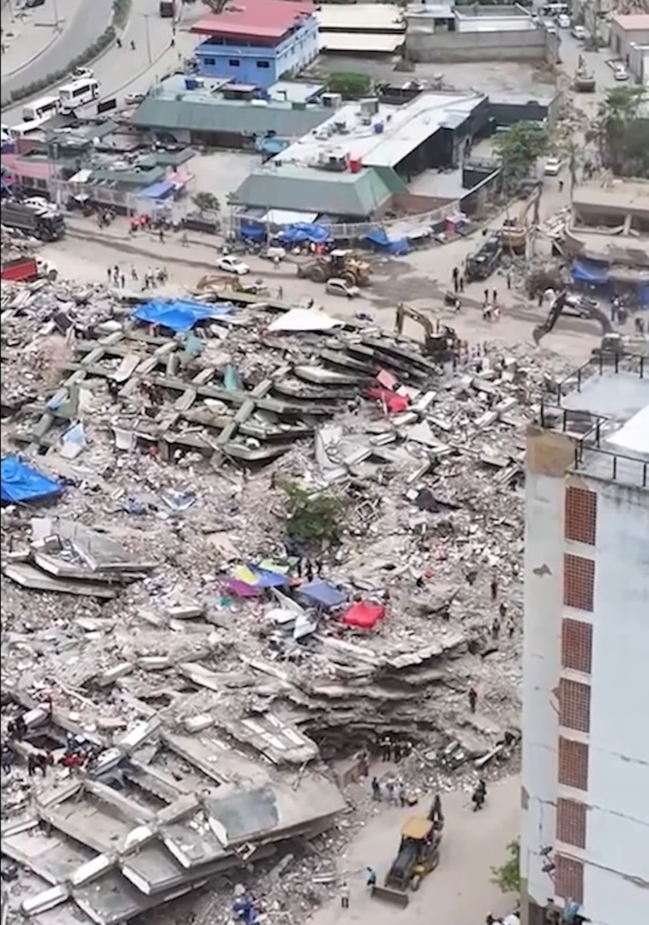 Las imágenes aéreas muestran cómo avanzan las labores de remoción de escombros y recuperación de las zonas devastadas un mes después del doble terremoto