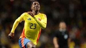 Yaser Asprilla celebrando un gol con la Selección Colombia.