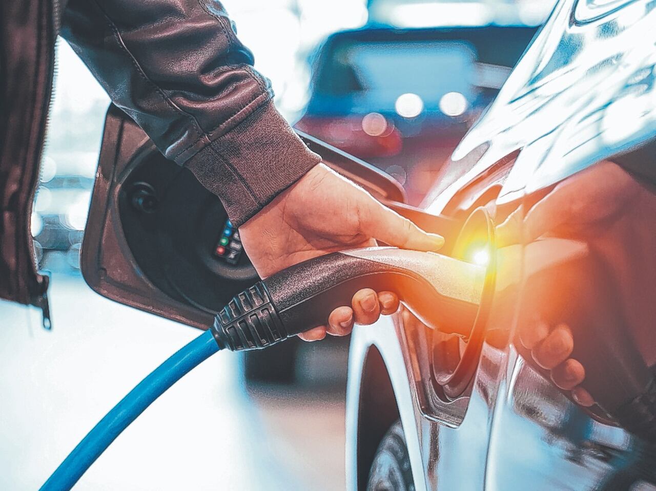 En marzo de 2025, los vehículos eléctricos representaron el 7,5 % del total de matrículas, y los híbridos, un notable 24 %.