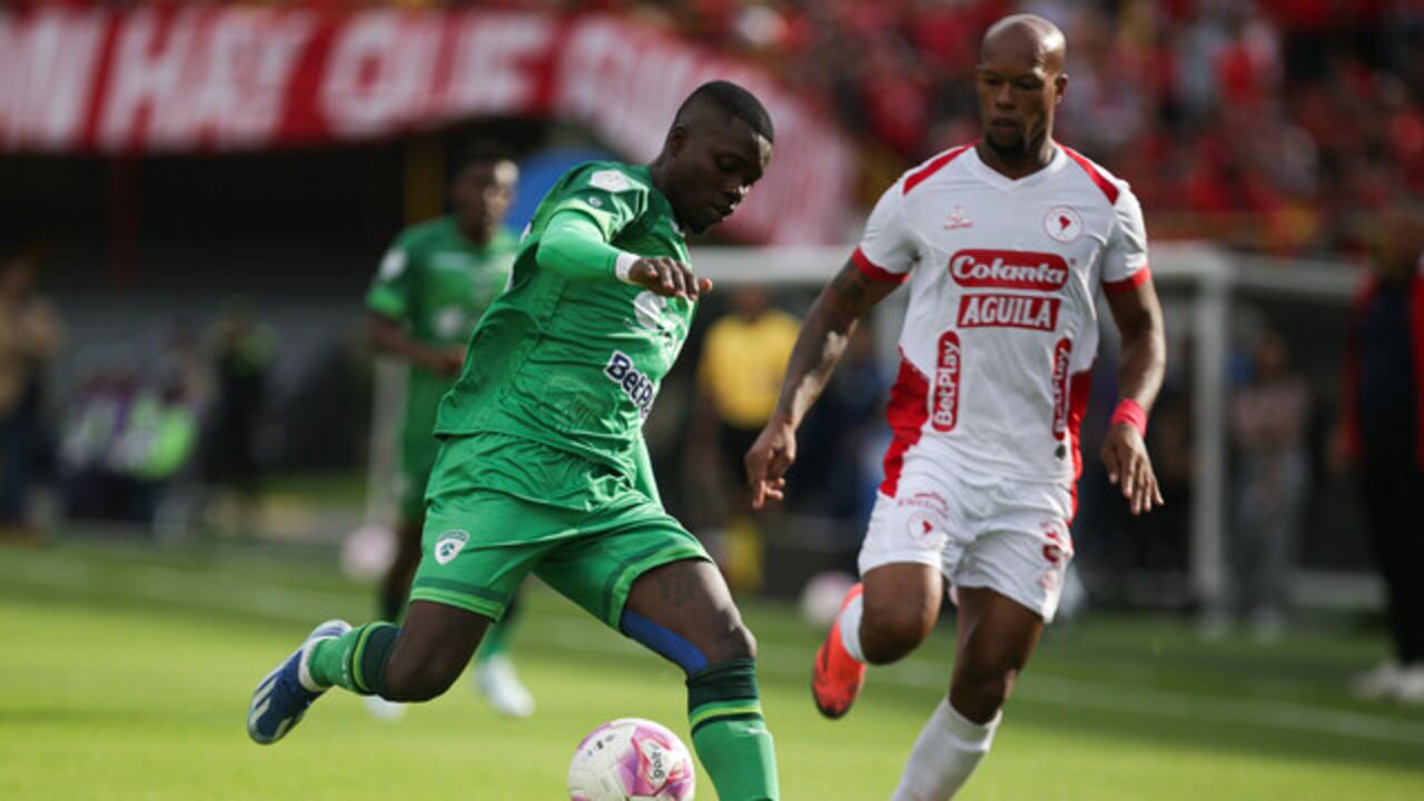 Edwin Velasco llega a disputar el balón con el lateral derecho de La Equidad, Leider Riascos.