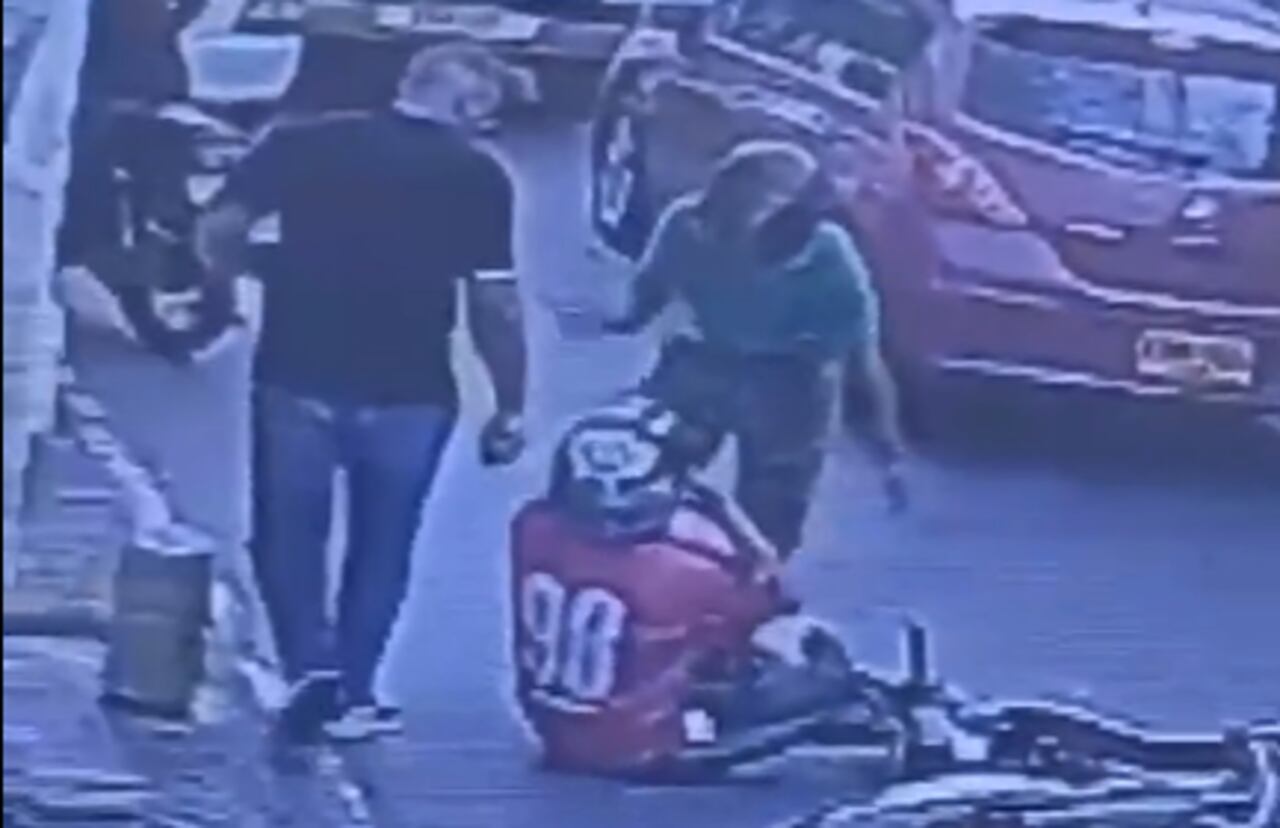 Dos supuestos hinchas discuten en pleno centro de Cali.