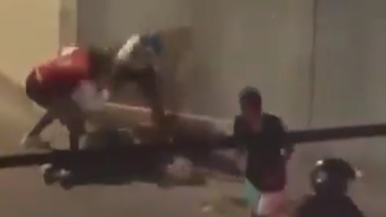 Imagen del enfrentamiento entre hinchas en la ciudad de Cartagena.