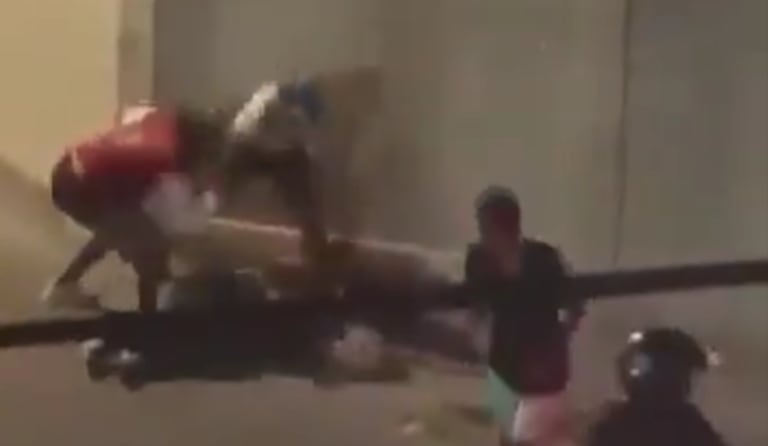 Imagen del enfrentamiento entre hinchas en la ciudad de Cartagena.