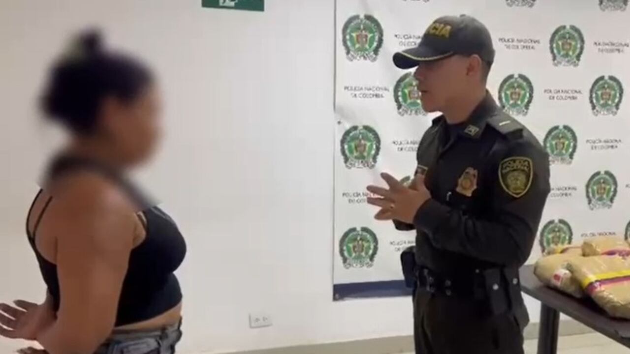 Este el momento cuando le leen los derechos a la capturada, antes de quedar a disposición de la autoridad competente.