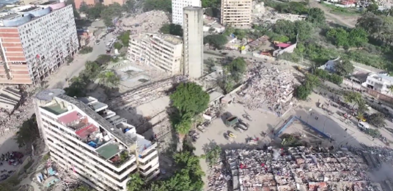 Imágenes captadas por un dron en la zona de La Guaira, evidencias la destrucción que dejaron los dos terremotos en Venezuela.