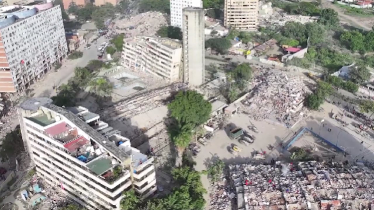 Imágenes captadas por un dron en la zona de La Guaira, evidencias la destrucción que dejaron los dos terremotos en Venezuela.