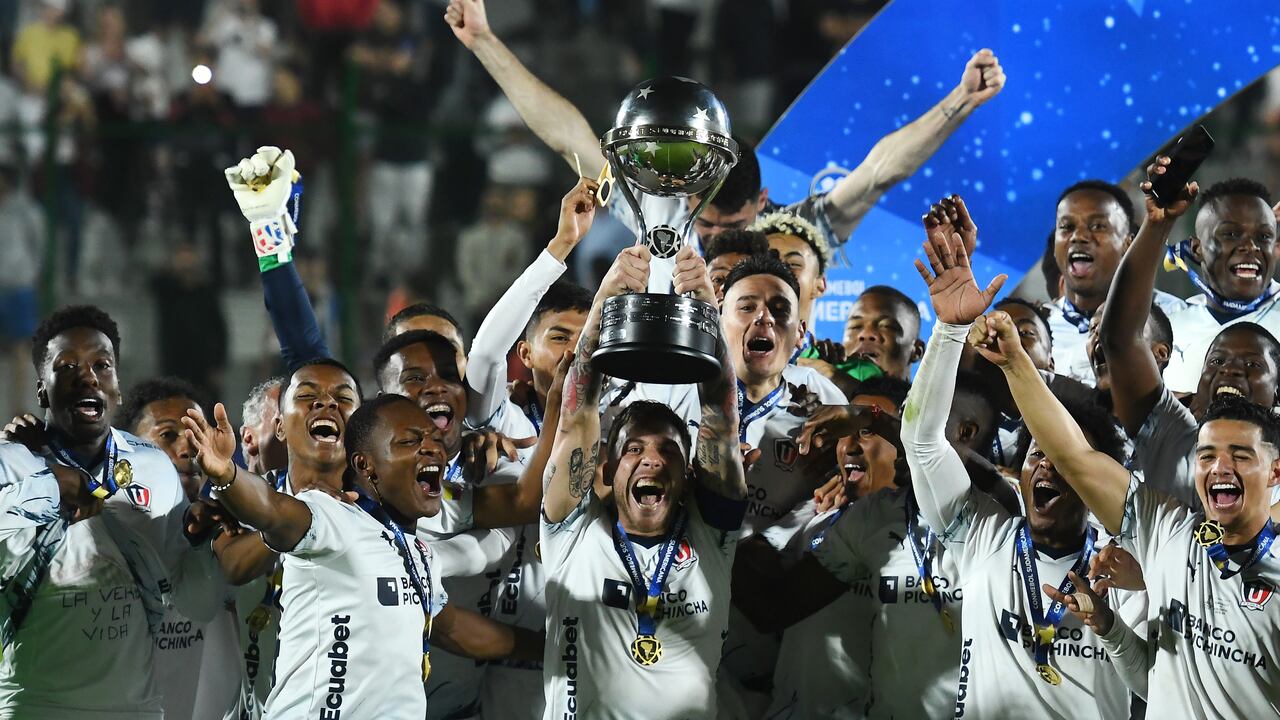 Ezequiel Piovi de Liga de Quito levanta el trofeo como el equipo se convierte en campeón después de ganar el partido final de la Copa CONMEBOL Sudamericana 2023 entre LDU Quito y Fortaleza en el Estadio Domingo Burgueño Miguel el 28 de octubre de 2023 en Maldonado, Uruguay.