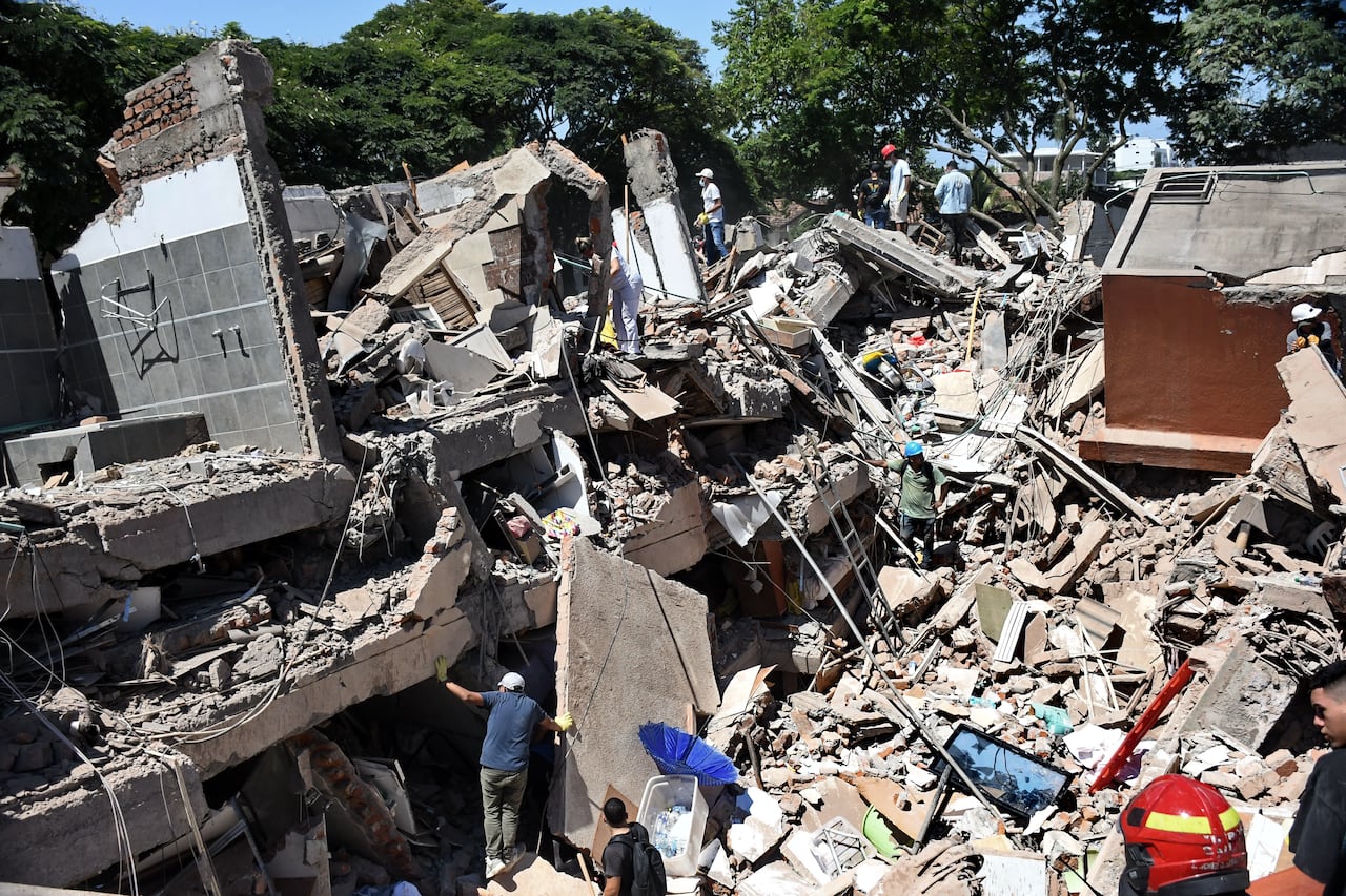 Terremoto en Cali, edificio Torres del Limonar en el sur de la ciudad, con magnitud 7.2 de escala de Richter, epicentro en San José del Palmar en Choco, Foto José L Guzmán. El País.