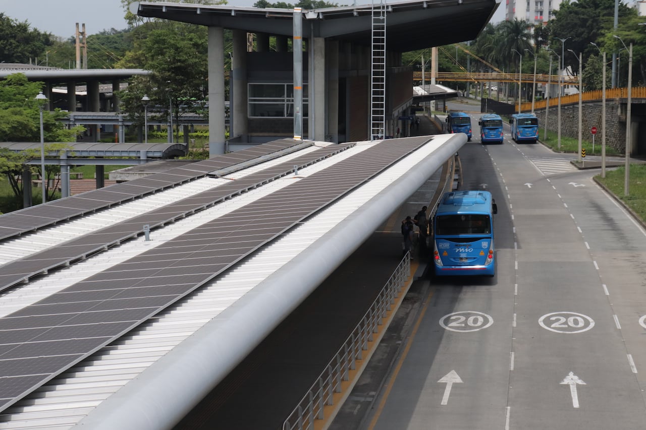 Planta de energía solar en el techo de la estación Simón Bolívar del mío generará 114 megavatios de energía para el sistema eléctrico de Cali.