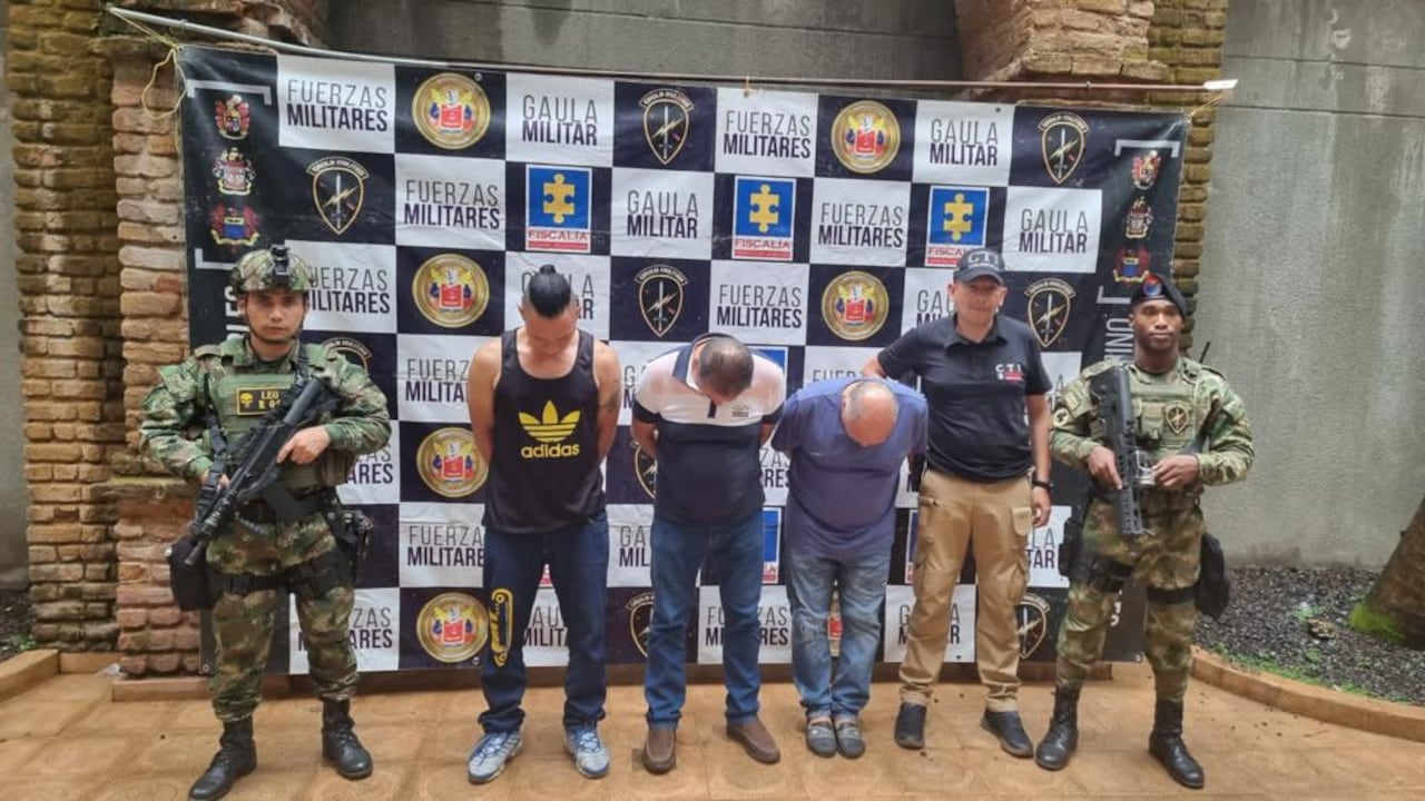 Hombres de la Tercera Brigada y la Policía dieron captura a tres hombres sindicados de llevar mercancía ilícita hacia Europa.