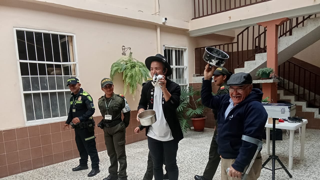 Los integrantes del grupo de prevención y educación ciudadana de la Policía Metropolitana de Popayán, fieles a su compromiso de servir a la ciudadanía y generar entornos seguros y tranquilos, se dieron a la tarea de realizar gestiones y conseguir todos los elementos necesarios para lograr que un grupo de abuelos tuvieran un momento lleno de alegría y felicidad, donde se gozaron un acto de magia.