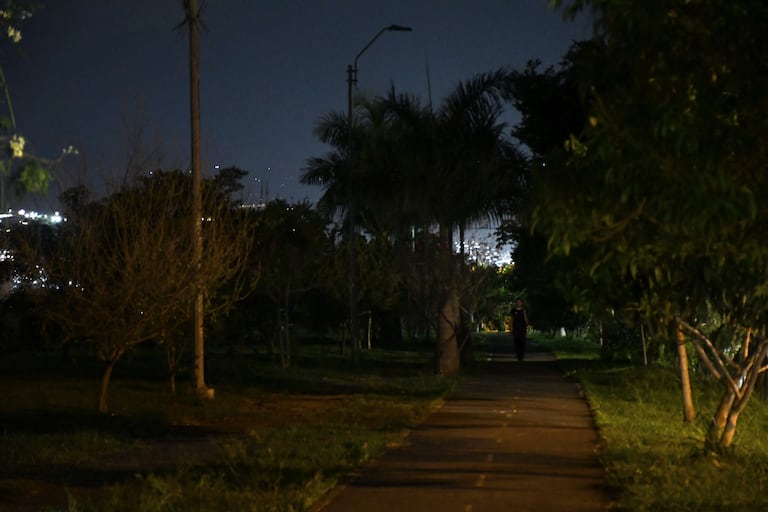 El jarillón de la Carrera 50 permanece a oscuras por fallas en el alumbrado público, según denuncian habitantes del sector.