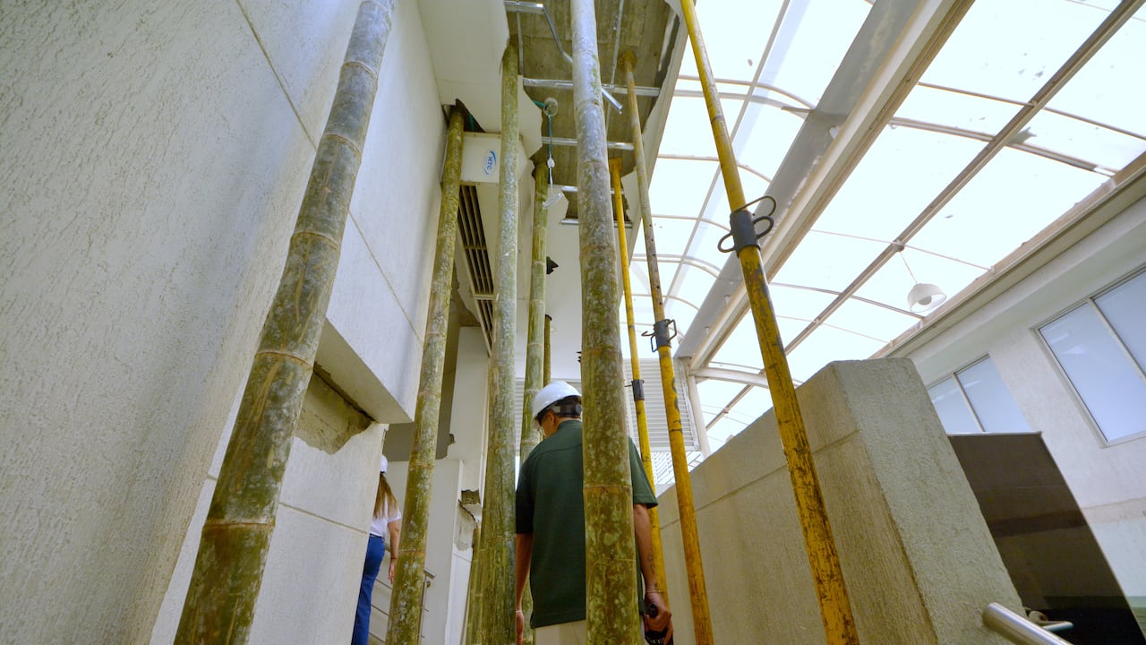 La torre de consulta externa del Hospital Carlos Holmes Trujillo, ubicado en el oriente de Cali, quedó en riesgo de colapso e inhabilitada completamente debido a los graves daños estructurales causados por el terremoto del pasado 10 de agosto de 2026. El sismo afectó sus ascensores, escaleras, muros y fachadas, obligando a evacuar los 40 consultorios que operaban en esa sede.