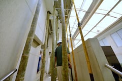 La torre de consulta externa del Hospital Carlos Holmes Trujillo, ubicado en el oriente de Cali, quedó en riesgo de colapso e inhabilitada completamente debido a los graves daños estructurales causados por el terremoto del pasado 10 de agosto de 2026. El sismo afectó sus ascensores, escaleras, muros y fachadas, obligando a evacuar los 40 consultorios que operaban en esa sede.
