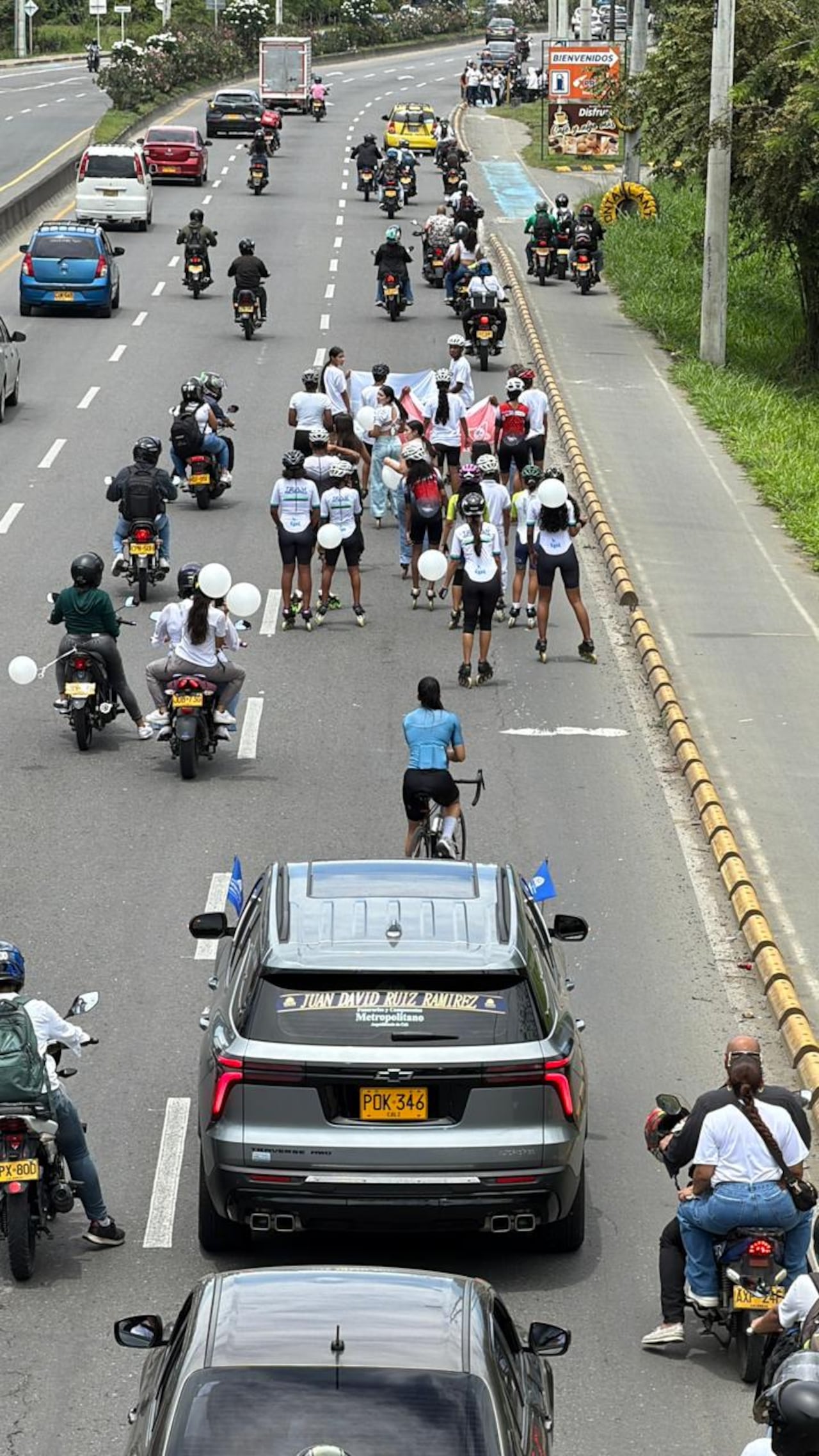 Caravana fúnebre de Juan David Ruiz, el joven patinador que falleció mientras realizaba su entrenamiento habitual en el Patinódromo Mundialista 'Luz Mery Tristán'. Sus compañeros de la Liga Vallecaucana de Patinaje y del Club Relámpago, al que pertenecía, lo acompañan en patines.