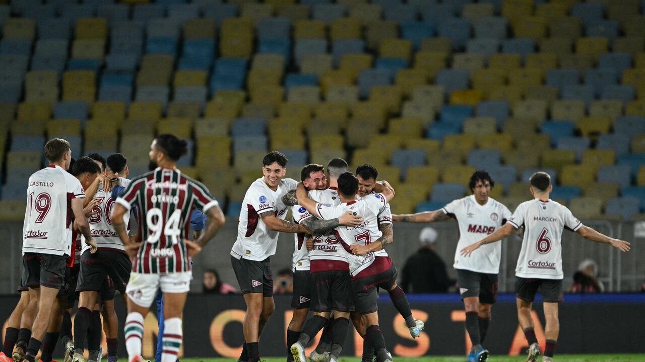 Los jugadores de Lanús celebran después del partido de vuelta de los cuartos de final de la Copa Sudamericana entre el Fluminense de Brasil y el Lanús de Argentina en el Estadio Maracaná en Río de Janeiro, Brasil, el 23 de septiembre de 2025. (Foto de Mauro PIMENTEL / AFP)