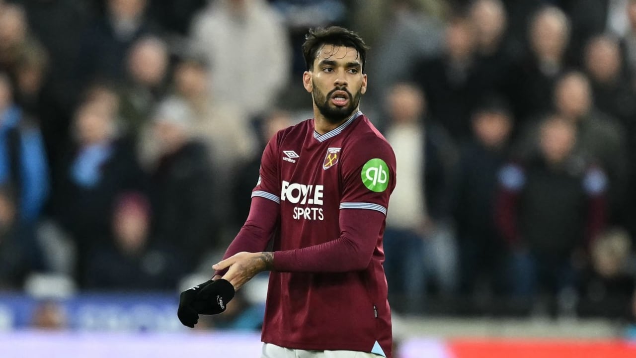 El centrocampista brasileño #10 del West Ham United, Lucas Paquetá, abandona el partido tras ser expulsado durante el partido de fútbol de la Premier League inglesa.