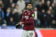 El centrocampista brasileño #10 del West Ham United, Lucas Paquetá, abandona el partido tras ser expulsado durante el partido de fútbol de la Premier League inglesa.