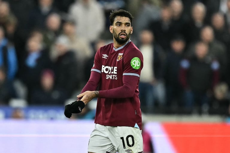 El centrocampista brasileño #10 del West Ham United, Lucas Paquetá, abandona el partido tras ser expulsado durante el partido de fútbol de la Premier League inglesa.