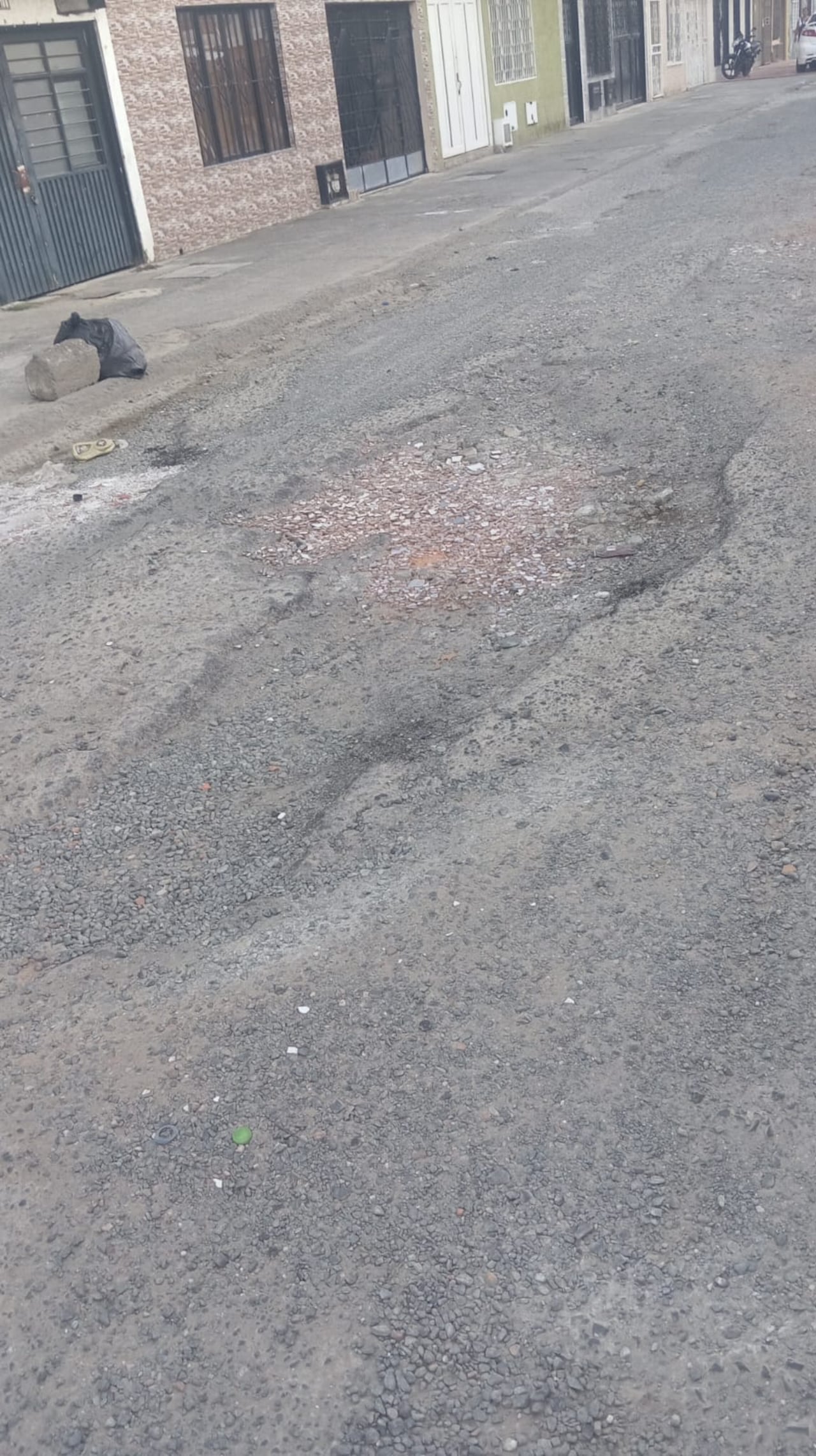 Los habitantes del barrio 20 de Julio aseguran que el deterioro de la vía afecta la movilidad y genera polvo con el paso constante de vehículos.