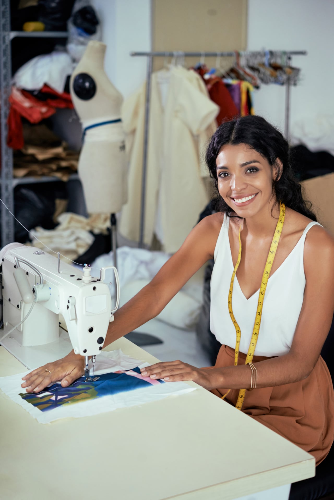 Estudiantes de Diseño de Modas de Comfandi fortalecen sus competencias en patronaje y confección de alta costura.