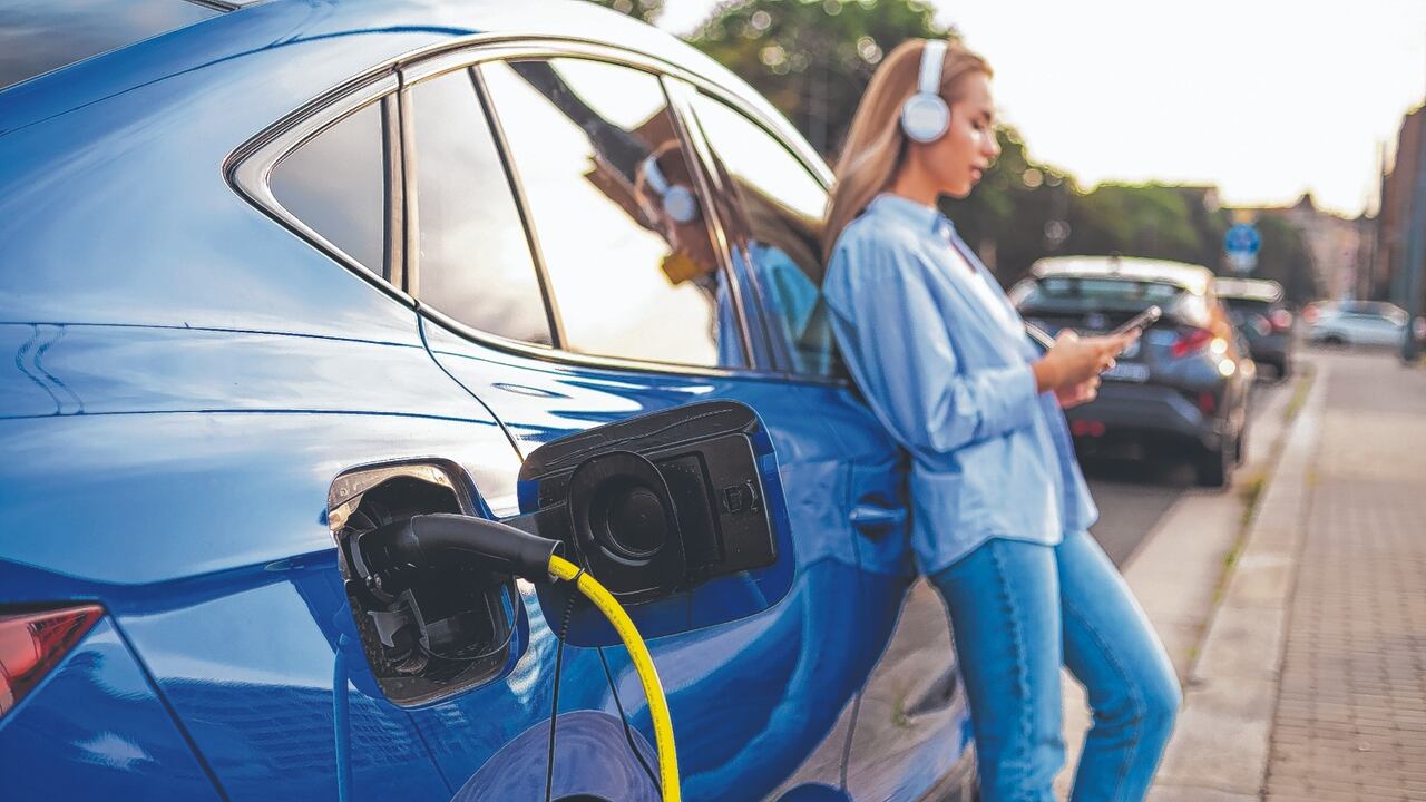 El mercado de autos eléctricos crece de la mano de la población joven, que es más consciente de la necesidad de la transición energética.