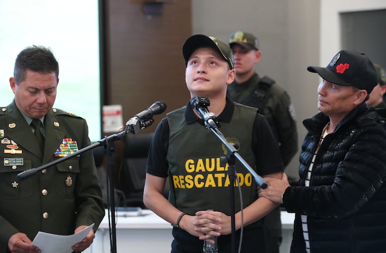 Gaula de la Policía Nacional, con apoyo de comandos Jungla, logró el rescate del cantante Miguel Ayala (hijo del artista Giovanny Ayala) y su mánager Nicolás Pantoja, secuestrados departamento del Cauca”.