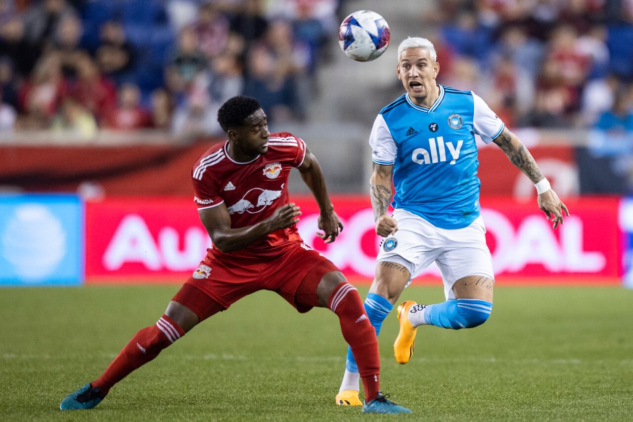 El defensa de los New York Red Bulls, Andrés Reyes, izquierda, y el delantero del Charlotte FC, Enzo Copetti, compiten por el balón durante un partido de fútbol de la MLS el miércoles 25 de octubre de 2023 en Harrison, Nueva Jersey (Foto AP/Eduardo Muñoz Álvarez)