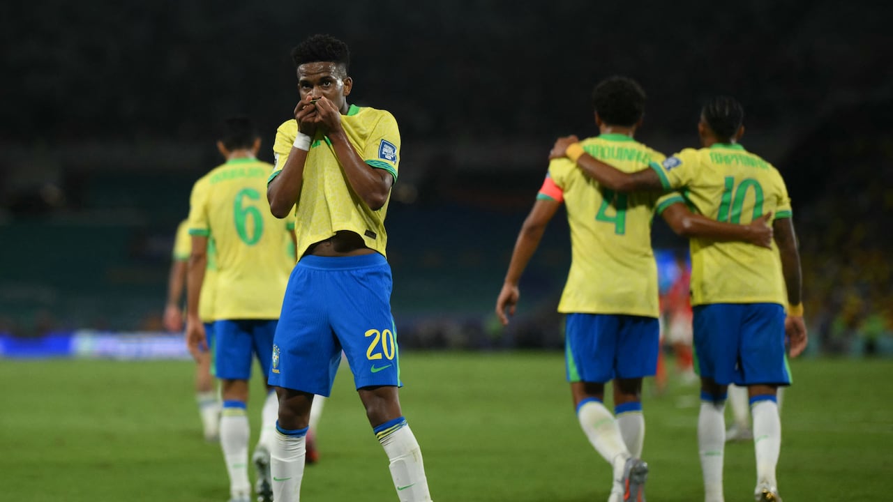 El delantero brasileño #20 Estevao celebra y besa el escudo tras anotar el primer gol de su equipo durante el partido de clasificación sudamericana para la Copa Mundial de la FIFA 2026 entre Brasil y Chile, en el estadio Maracaná de Río de Janeiro, Brasil, el 4 de septiembre de 2025. (Foto de Mauro PIMENTEL / AFP)