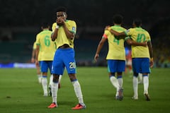 El delantero brasileño #20 Estevao celebra y besa el escudo tras anotar el primer gol de su equipo durante el partido de clasificación sudamericana para la Copa Mundial de la FIFA 2026 entre Brasil y Chile, en el estadio Maracaná de Río de Janeiro, Brasil, el 4 de septiembre de 2025. (Foto de Mauro PIMENTEL / AFP)