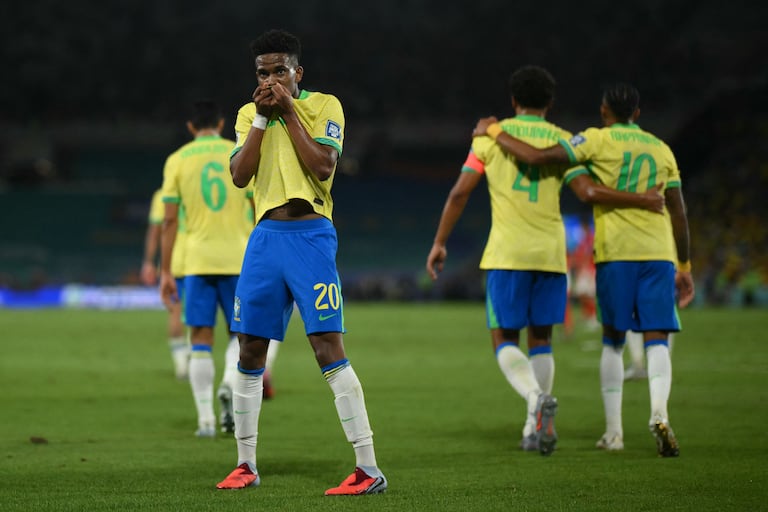 El delantero brasileño #20 Estevao celebra y besa el escudo tras anotar el primer gol de su equipo durante el partido de clasificación sudamericana para la Copa Mundial de la FIFA 2026 entre Brasil y Chile, en el estadio Maracaná de Río de Janeiro, Brasil, el 4 de septiembre de 2025. (Foto de Mauro PIMENTEL / AFP)